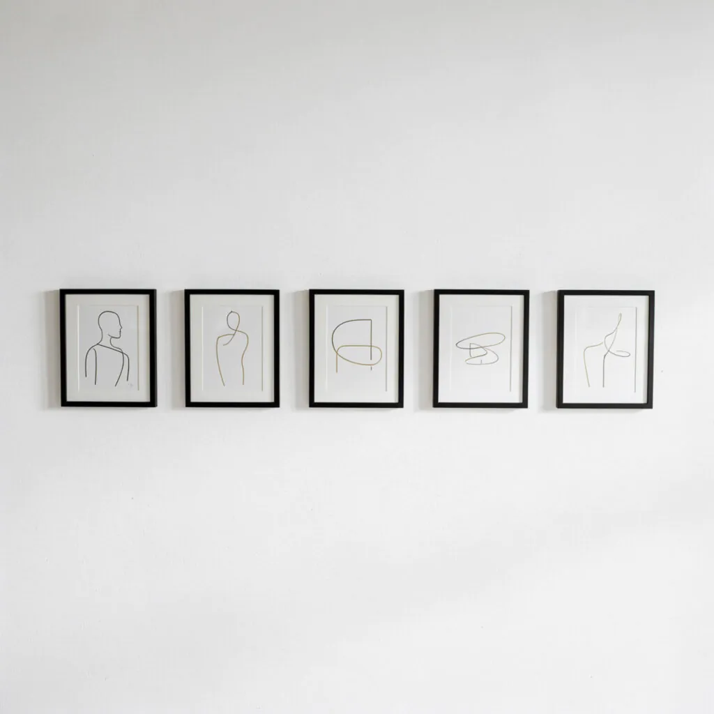 Minimalist Black and Gold Gallery Wall Ideas